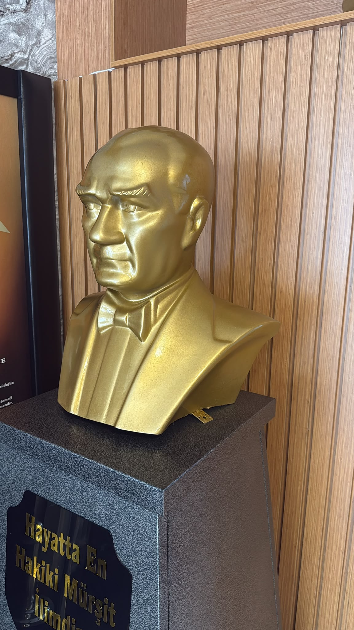 Atatürk Büstü 70 cm  fiberglas kapalı 